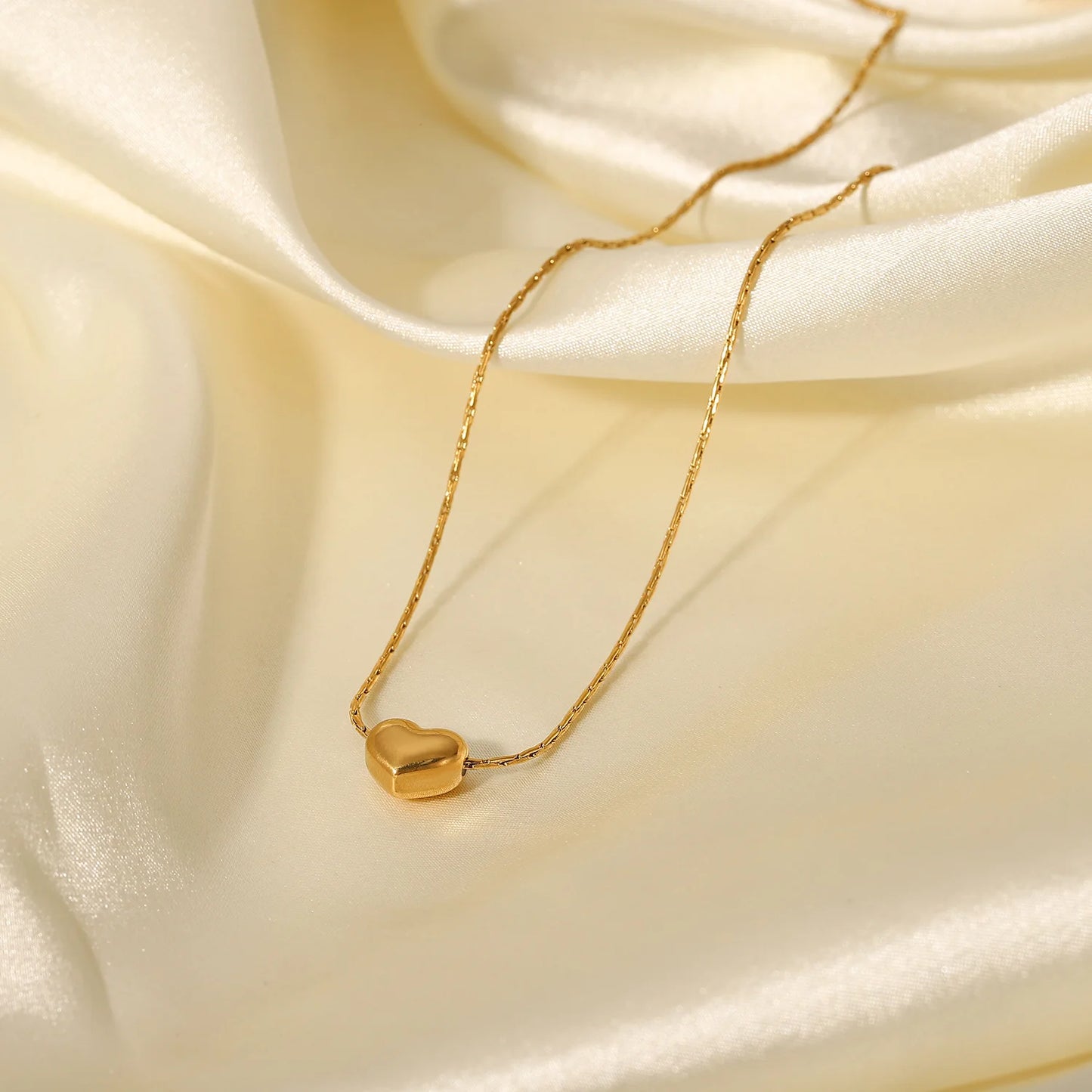 Choker with heart pendant, 18K gold plated.